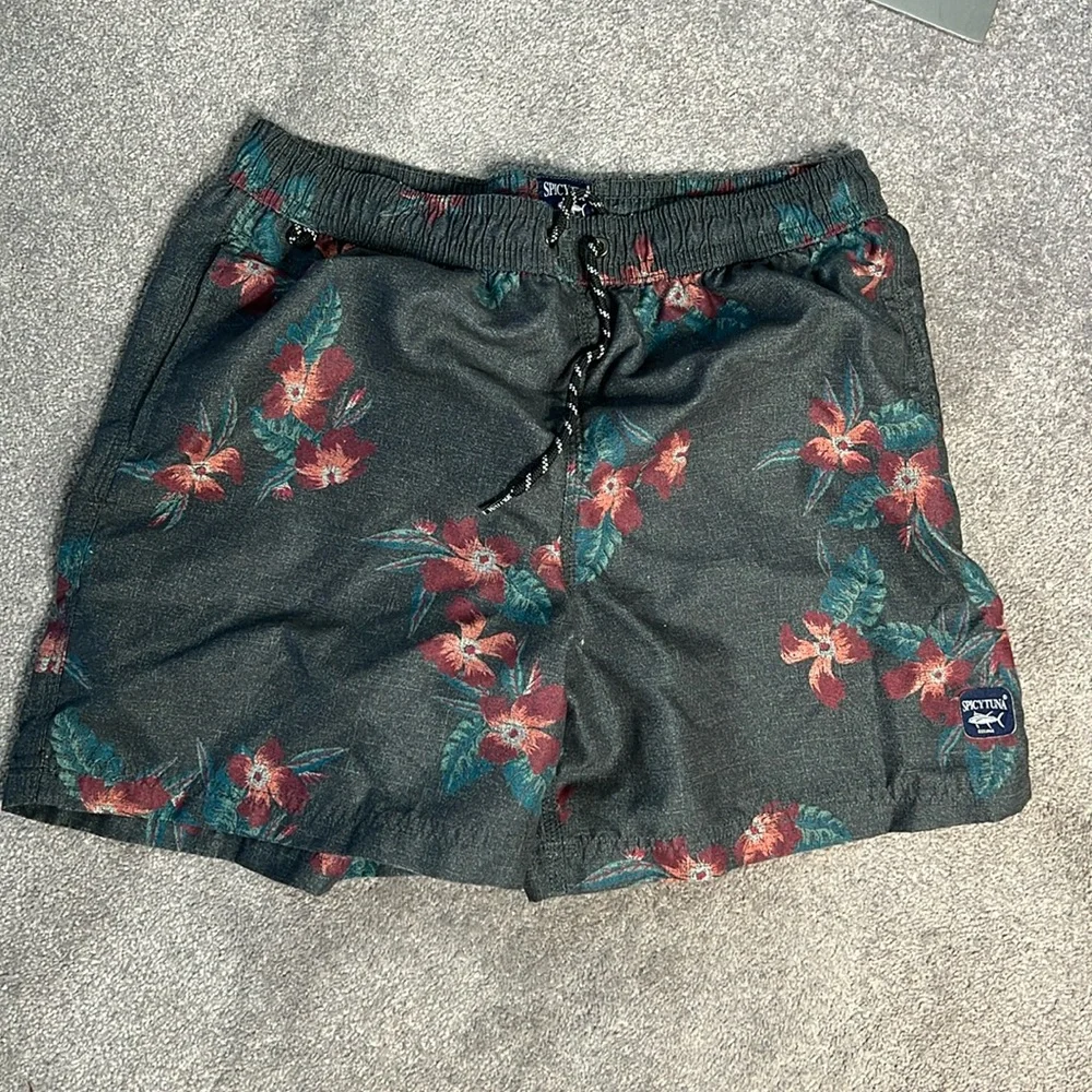 Spicy stuns Men’s Swim Trunks size large EUC